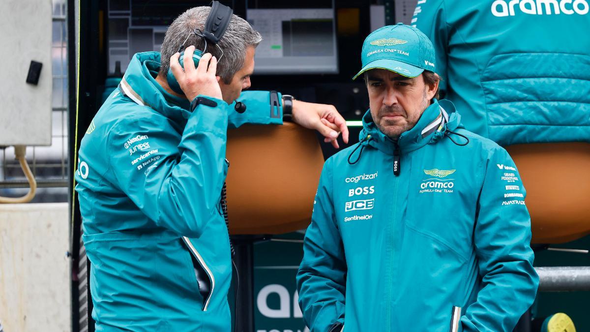 Fernando Alonso, en el muro de Aston Martin, este viernes en el circuito neerlandés de Zandvoort