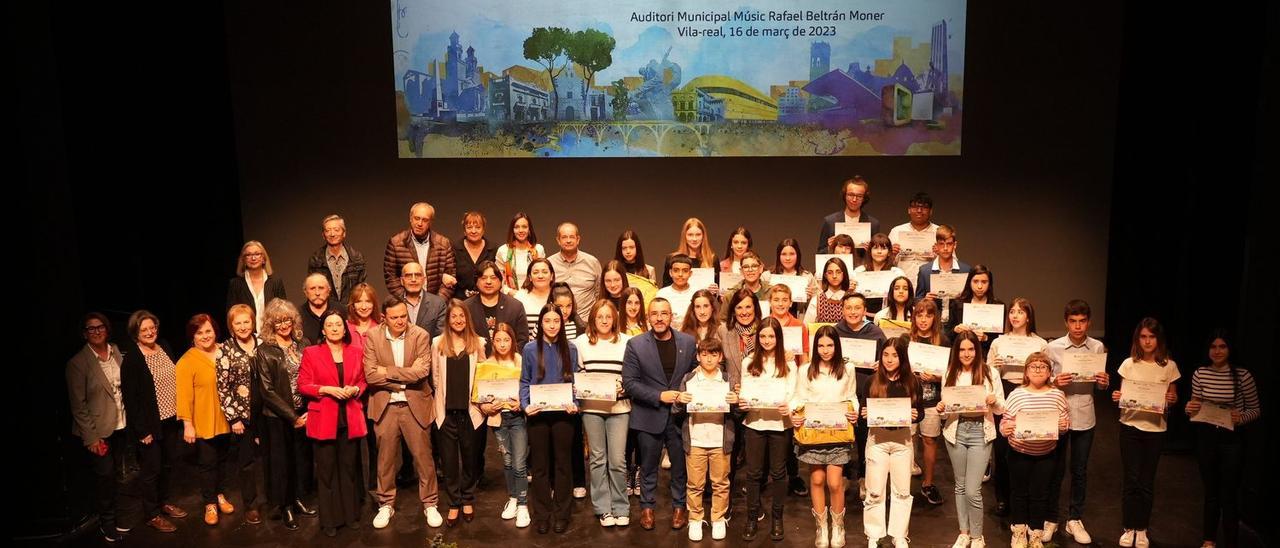 L’Ajuntament de Vila-real va reconéixer ahir l’excel·lència educativa de l’alumnat i el professorat.