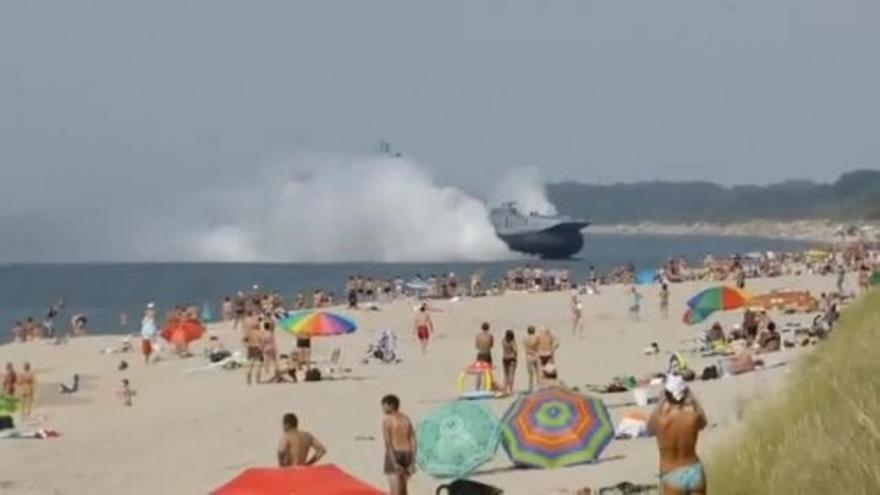 Un barco militar ruso invade por error una playa llena de bañistas