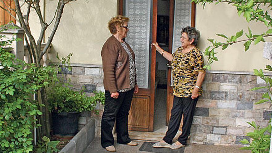 Dos vecinas de Alcúdia charlaban ayer ante la puerta abierta de la casa.