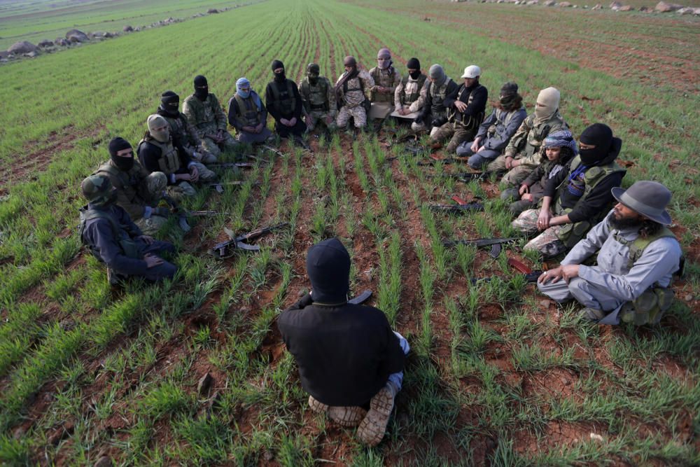 Combatientes del grupo rebelde Ahrar-al-Sharquiya en un entrenamiento militar en la ciudad siria de al-Rai.