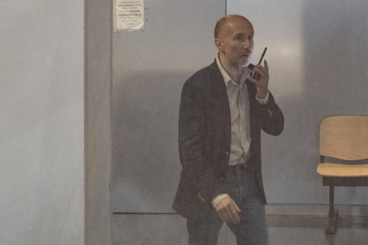 Jácome, durante su estancia en el juzgado, por su citación por esta causa.