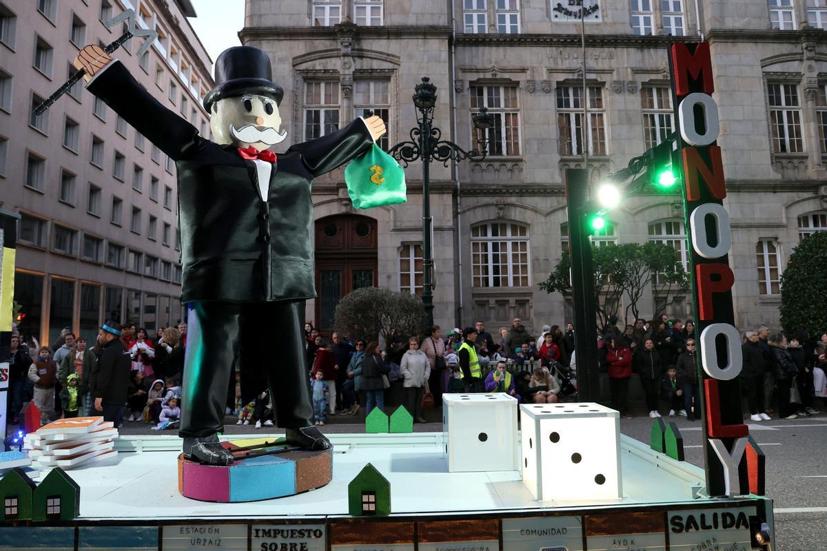 Vigo festeja su Entroido: el desfile de comparsas llena las calles