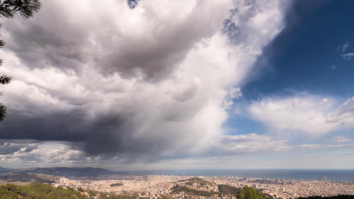 Un cúmulus bastante desarrollados dejan caer cortinas de precipitación que apenas llegan al suelo, en el norte de Barcelona el 27 de febrero del 2024