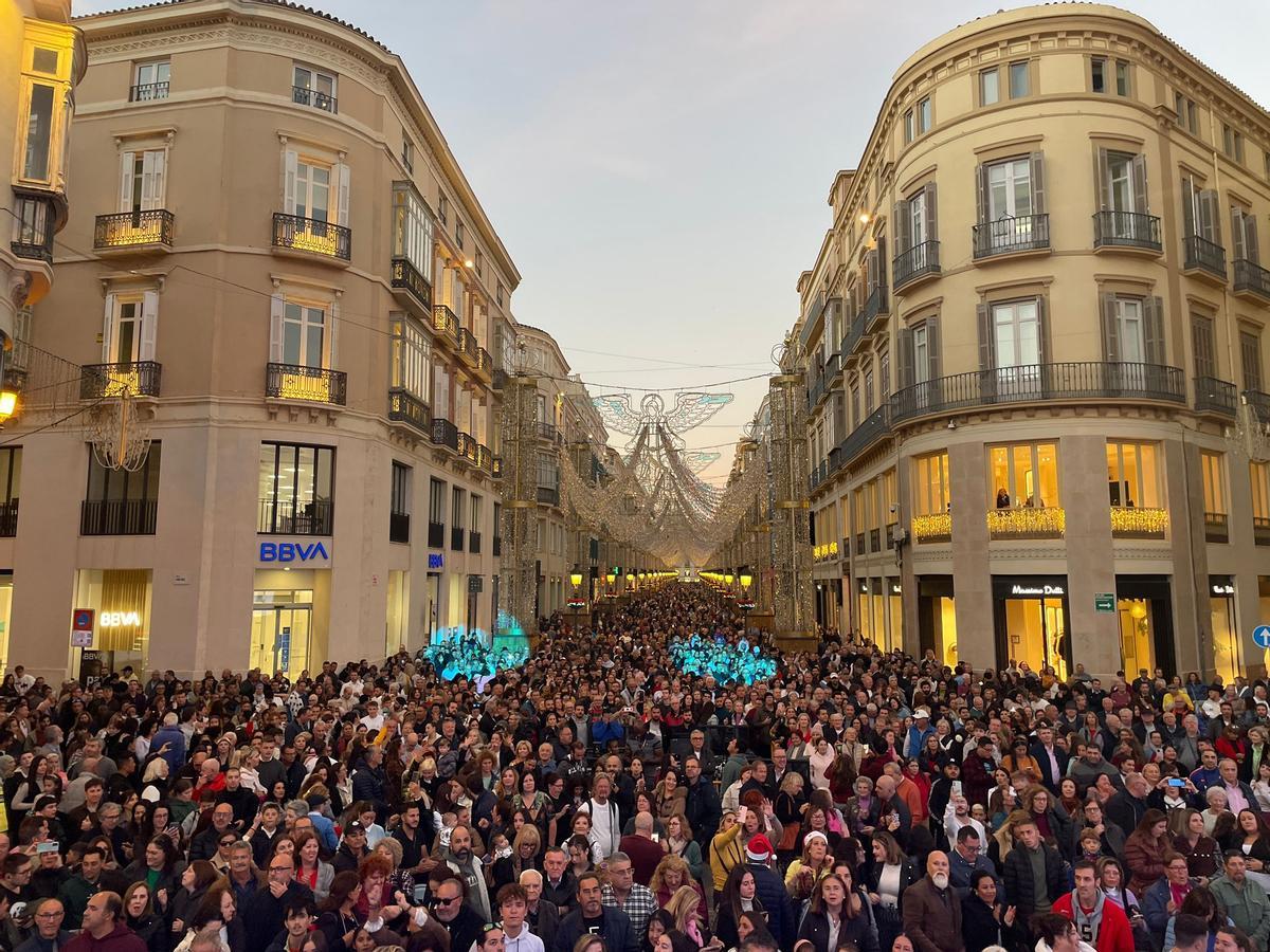 Miles de personas aguardan el encendido del alumbrado navideño de la calle Larios.