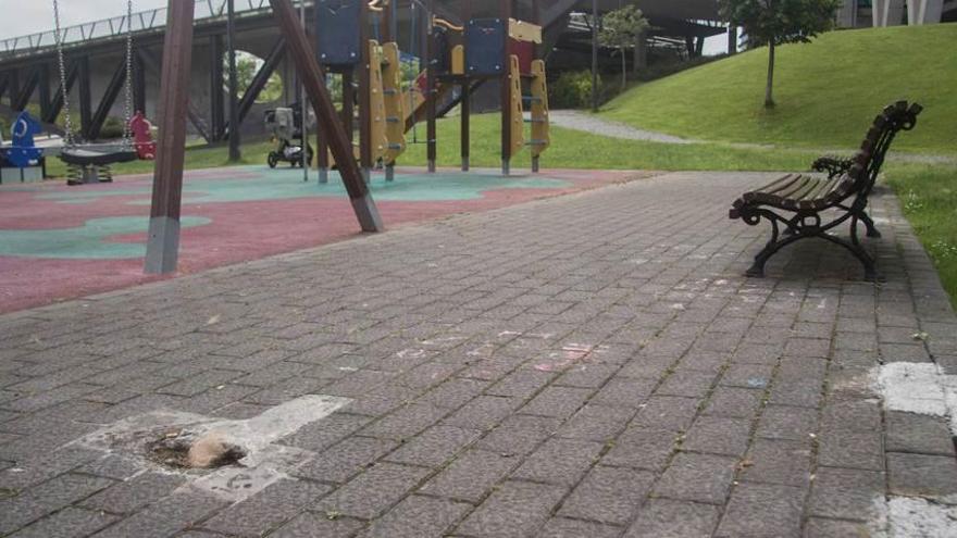 Daños en el pavimento en el parque infantil de Bermúdez de Castro.