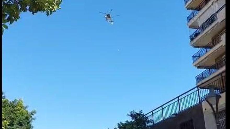 El helicóptero de la Policía sobrevuela la plaza de toros en la exhibición ante miles de escolares malagueños
