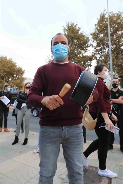 Hosteleros protestan en Cartagena por el cierre de los bares