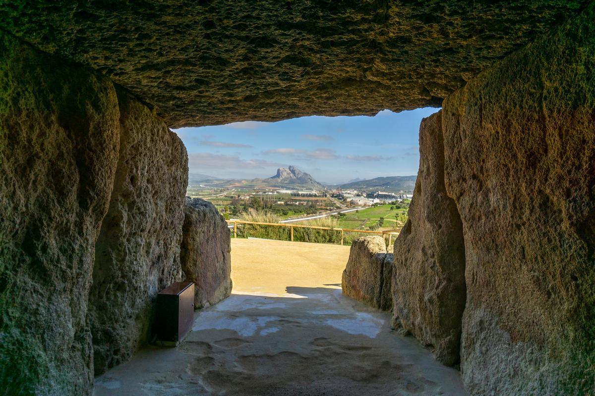 Vista hacia la Peña de los Enamorados desde el dolmen de Menga