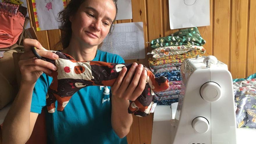 Irene Ferrero treballant a la màquina de cosir amb un dels coixins tèrmics | MIQUEL SPA