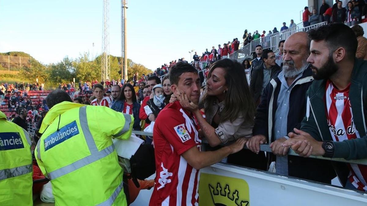 Decepción en Montilivi y el alivio de unos besos para los derrotados