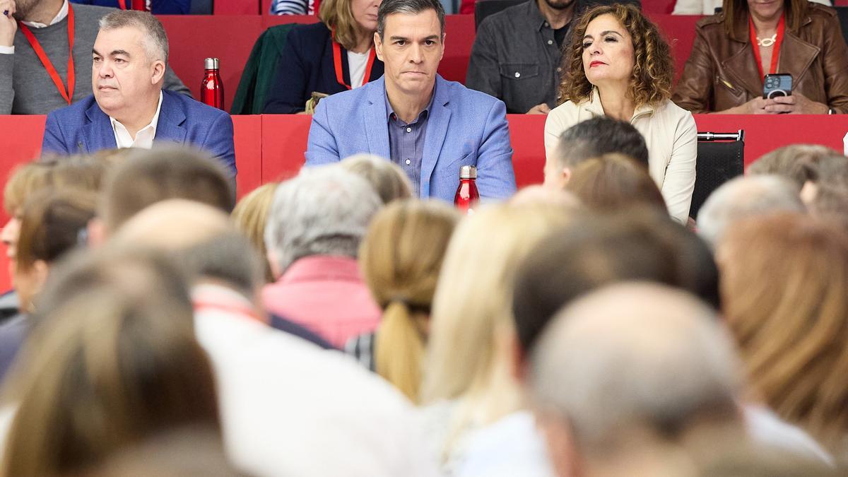 El secretari general del PSOE i president del Govern en funcions, Pedro Sánchez (c), presideix la reunió del Comité Federal, en la seu del PSOE, a 28 d'octubre de 2023, a Madrid (Espanya).
