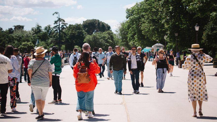 Gente paseando por los Jardines del Buen Retiro, en Madrid.