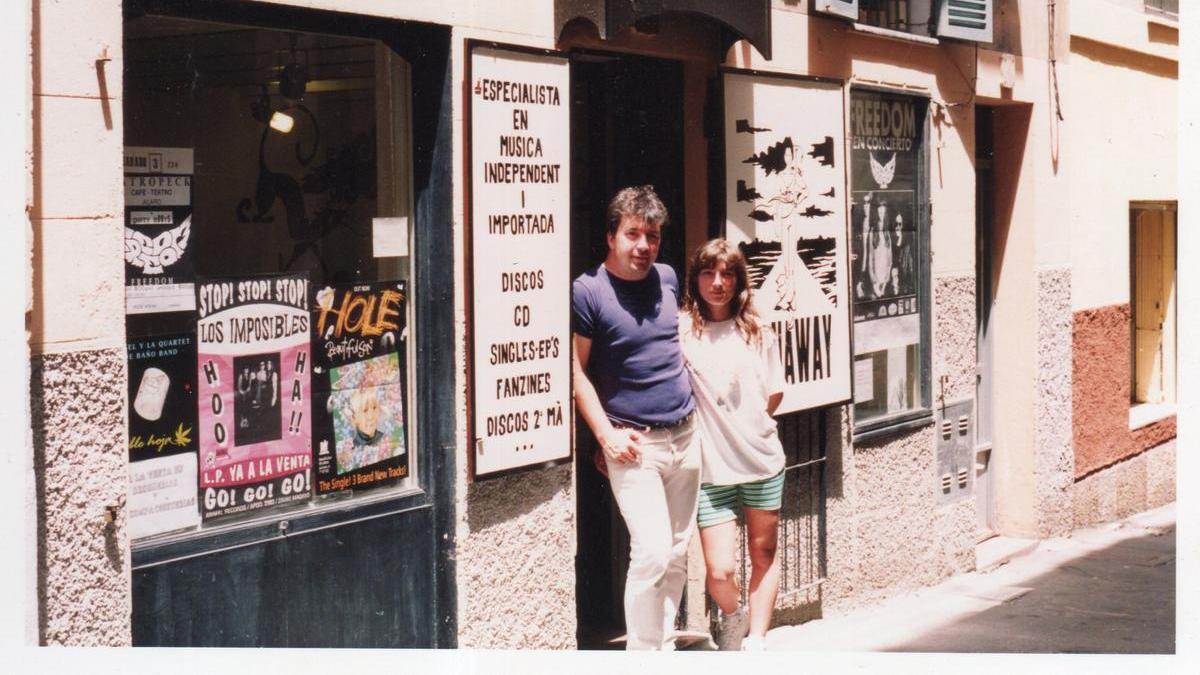 Peter Terrassa, en la entrada de su tienda Runaway discos, con la que sería su mujer y madre de sus dos hijos, Tonyi