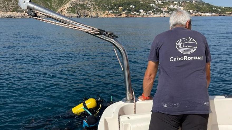 Los expertos del proyecto Cabo Rorcual colocan los hidrófonos para constatar el paso de los grandes cetáceos