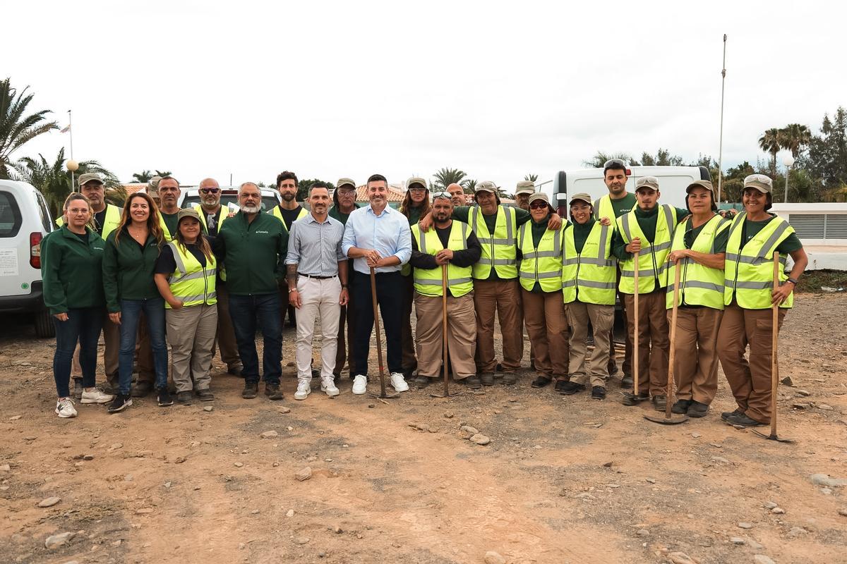 Los ediles Ruymán Cardoso y Alejandro Marichal junto a los trabajadores de Foresta que han participado en la limpieza del municipio.
