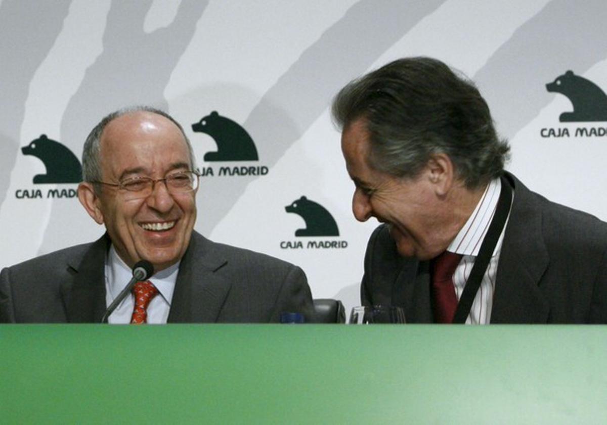  L’exgovernador del Banc d’Espanya, Miguel Ángel Fernández Ordóñez (i), acompanyat de l’expresident de Caja Madrid, Miguel Blesa. EFE/Paco Campos
