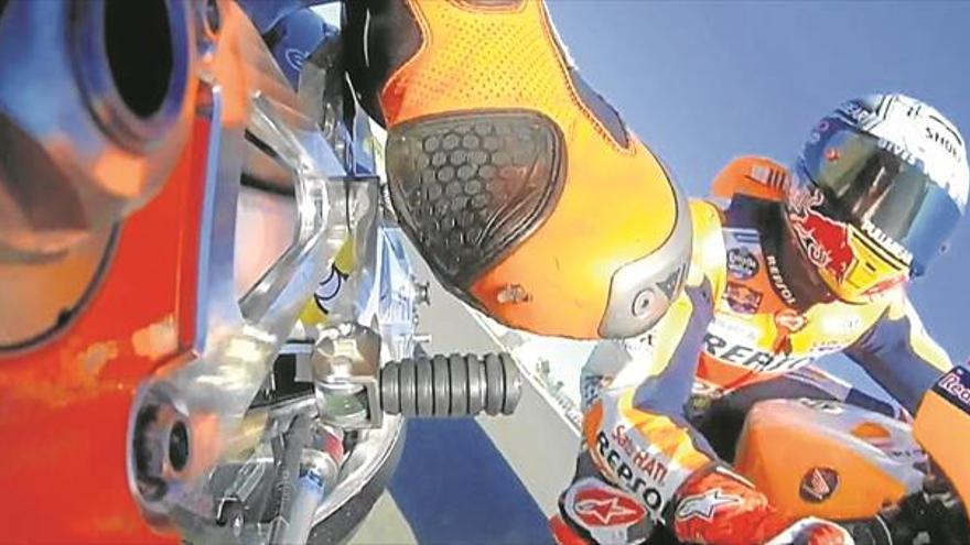 A lomos de la moto de Márquez