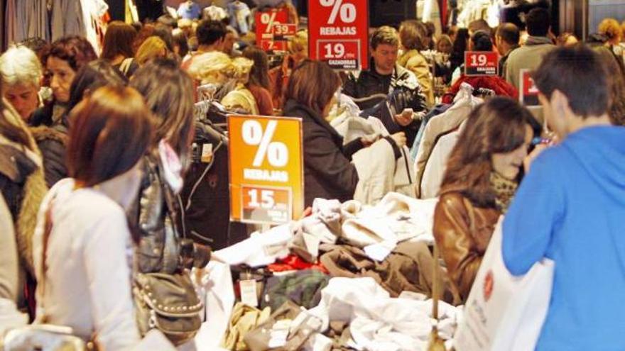 Un centro comercial durante el primer día de las rebajas. / marta g.brea