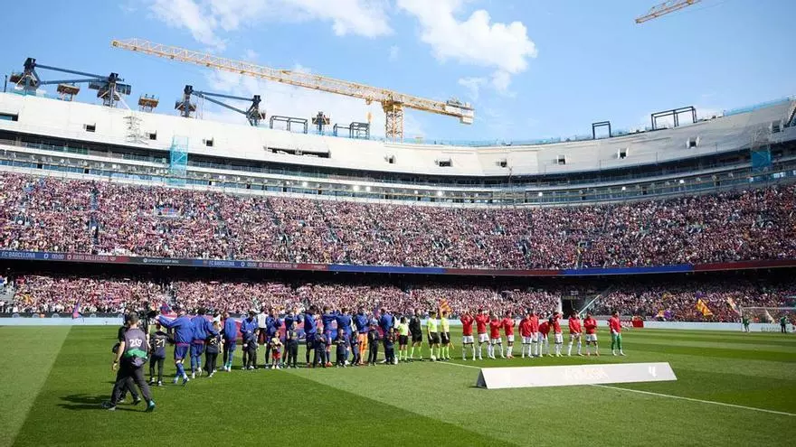 El Barça sale al campo con niños y niñas con el dorsal 21 por el Día del Síndrome de Down