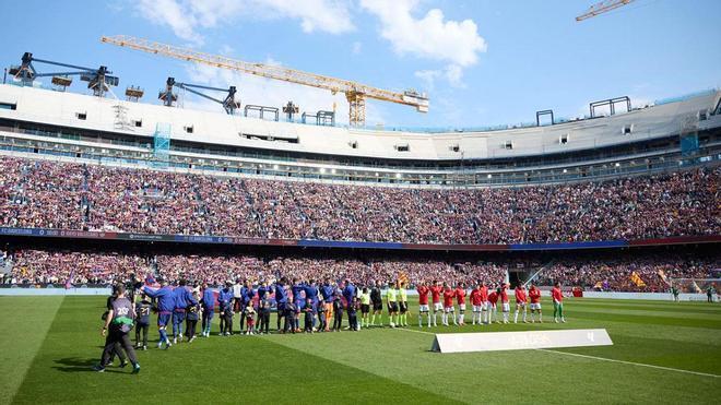 El Barça sale al campo con niños y niñas con el dorsal 21 por el Día del Síndrome de Down