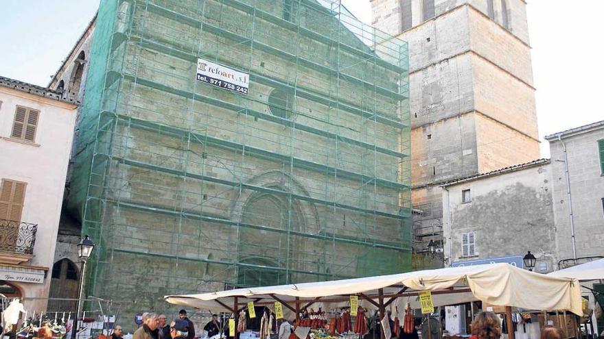 Fachada de la parroquia de Sineu, con el andamio colocado.