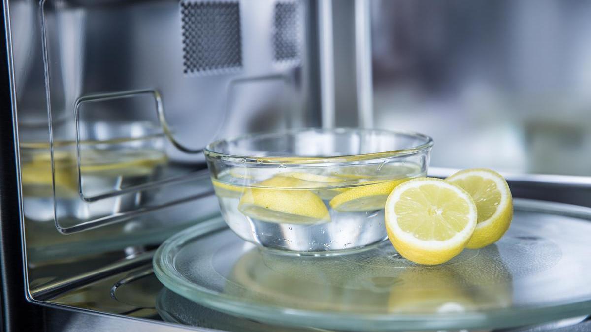 Cómo limpiar el microondas con un limón