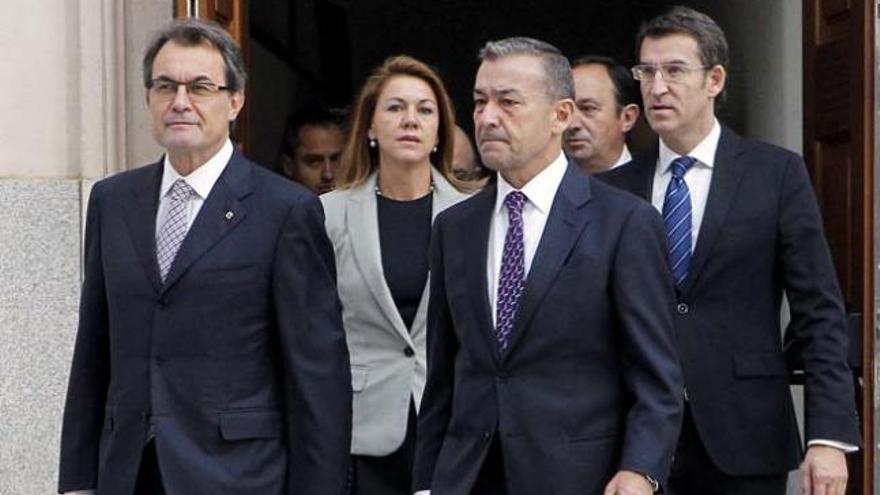 Encuentros. Paulino Rivero coincidió ayer en la V Conferencia de Presidentes celebrada en Madrid con el presidente de Cataluña, Artur Mas (arriba izq.), entre otros. Abajo, el presidente canario recibe el saludo del rey Juan Carlos.