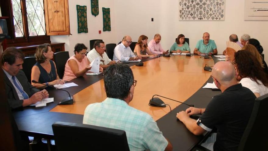 Ensenyat, Garrido y Bonet con los representantes del sector de comercio, asociaciones de consumidores y sindicatos en la reunión de ayer.