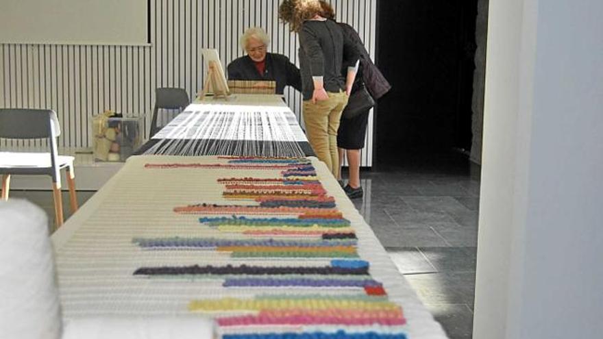 El tapís va creixent a la biblioteca de Solsona