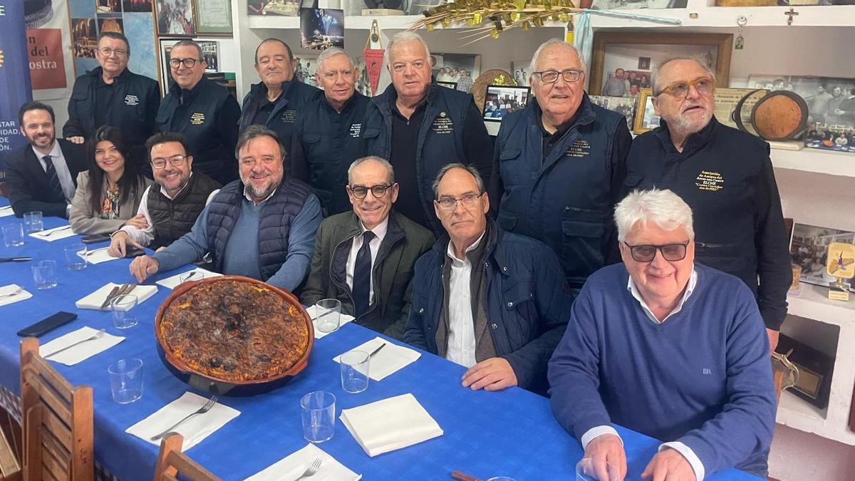 Varios miembros del Club Rotary Elche fueron los invitados de la primera tertulia de la Asociación de Amigos del Arroz con Costra de 2026