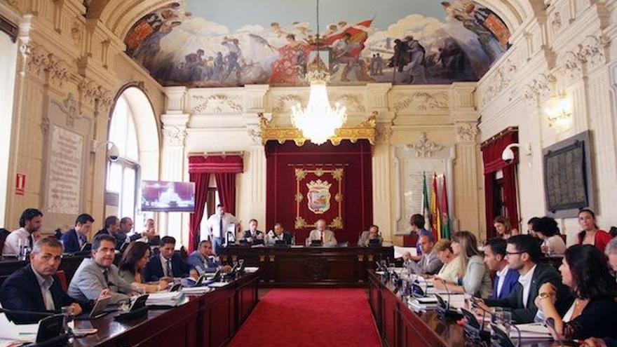 El salón de plenos del Ayuntamiento de Málaga se llenó de testigos que no se quisieron perder la puesta en escena de este mandato.