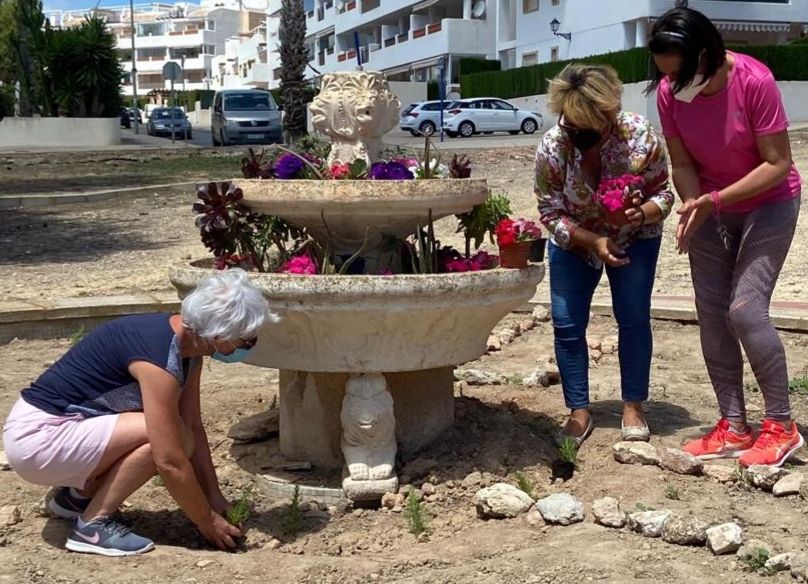 Vecinas decoran la fuente del parque