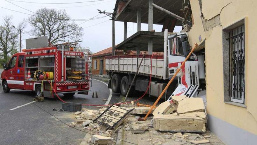 Un chófer pasa horas atrapado contra una casa en Ourense