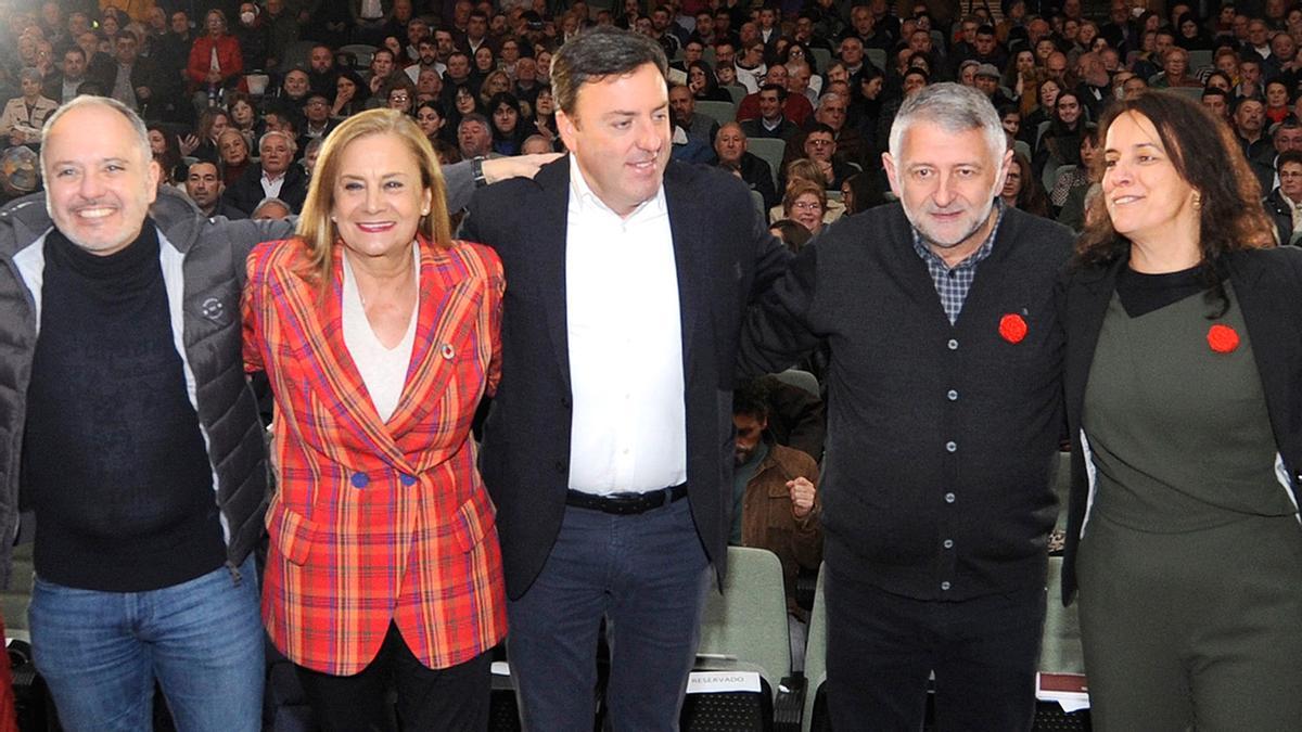 Regades, Silva y González Formoso arroparon a Manuel Cuíña (segundo por la derecha) en la presentación de su candidatura en el auditorio ferial.