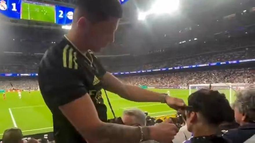 ¡Lo nunca visto! Dos espectadores en la grada del Bernabéu cortándose el pelo