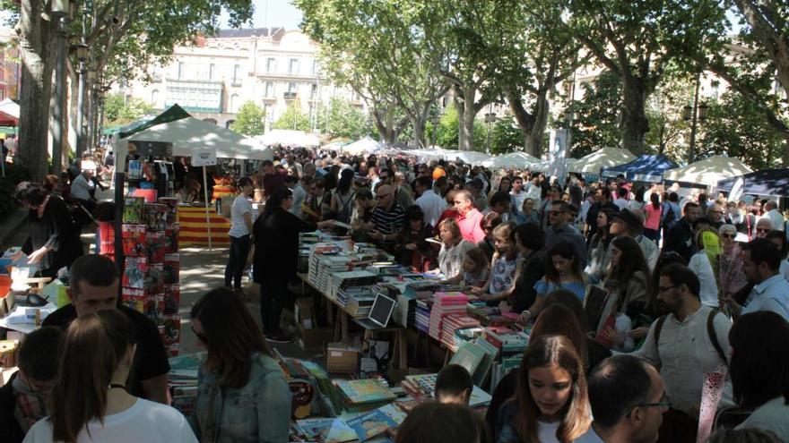 La Rambla de Figueres es va omplir de gom a gom