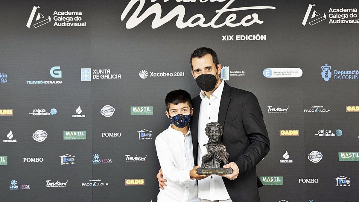 Juan Galiñanes muestra con su hijo el “Mastre Mateo” logrado por su anuncio.  | // MARÍA MESEGUER