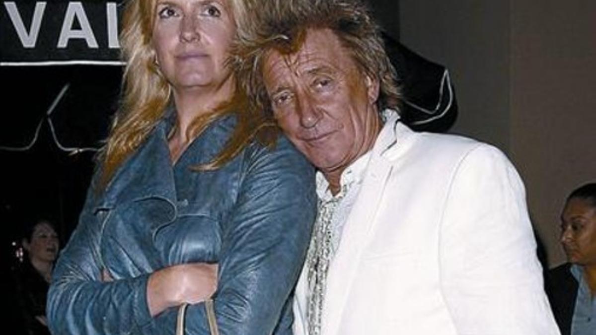 Rod Stewart y Penny, en actitud cariñosa_MEDIA_1