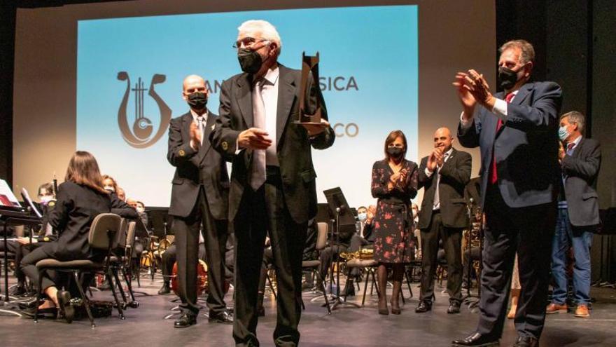 Carlos Piles, con su galardón de «Torrentins fem banda», y la regidora de Cultura, Susi Ferrer. | A.T.