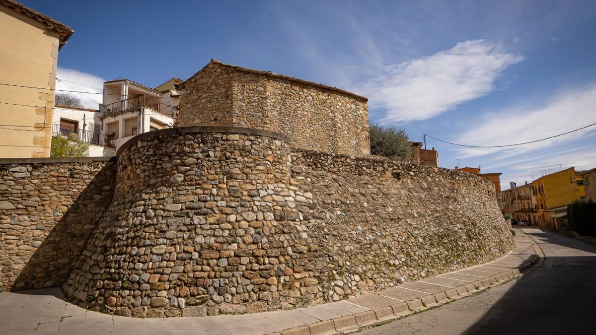 Un tram de muralla  de Cervià de Ter que apareix en el llibre 'Arquitectura medieval a la Llera del Ter'.