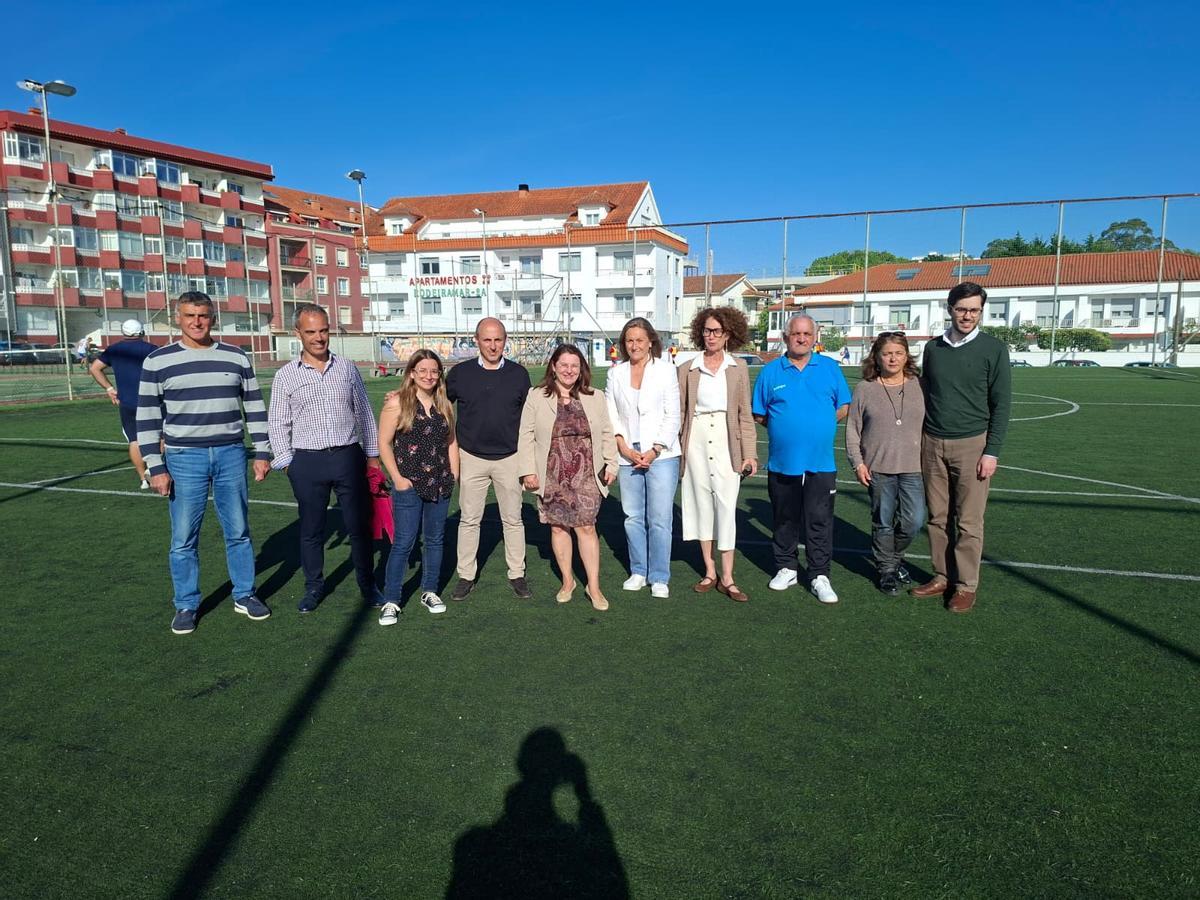 La alcaldesa de Cangas y la vicepresidenta de la Diputación (centro) en la visita a los campos del Kenyata con el resto de autoridades.