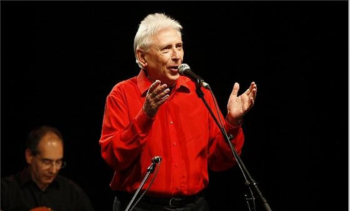 Raimon, al inicio de su actuación anoche en el Teatro Olympia de Valencia.