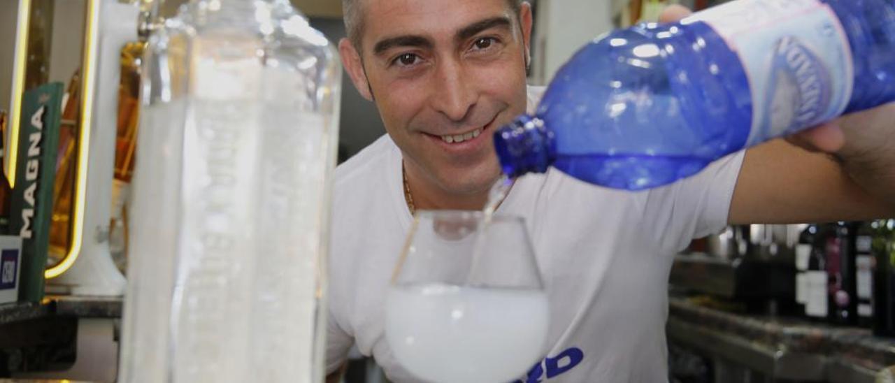 Iván Martínez preparando una paloma en su bar de Altozano.