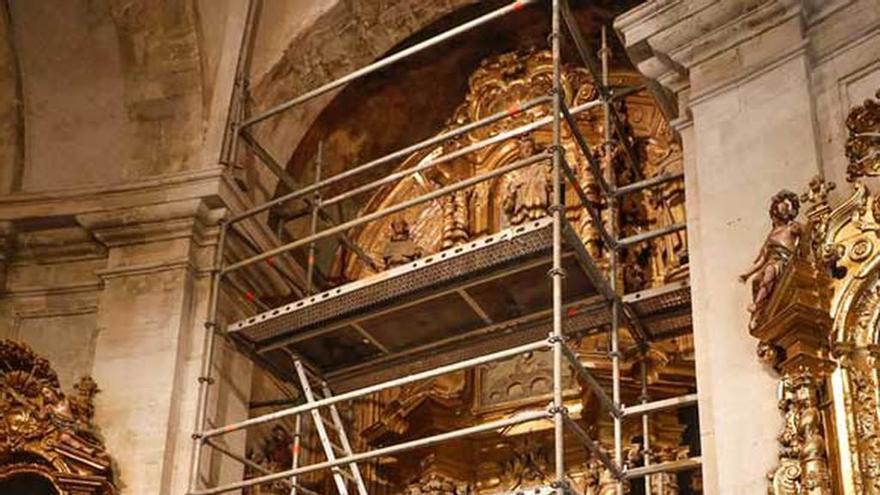 El retablo de San Bartolomé, andamiado durante su restauración.