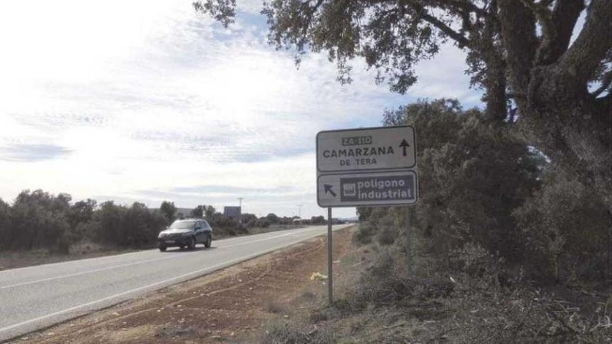Carretera de Camarzana de Tera que se tiene previsto mejorar. / L.O.Z.