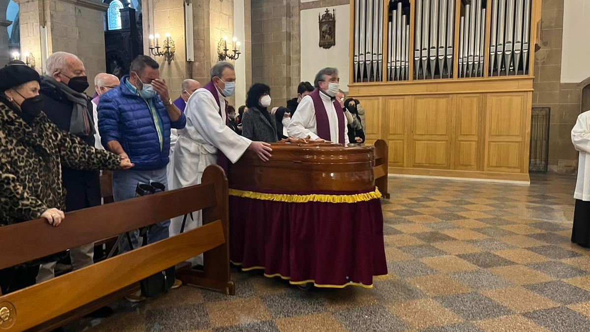 Emocionado funeral en Pola de Siero por el cura "Tito"