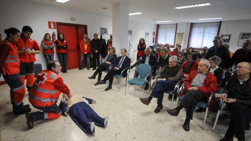 Demostración de una reanimación cardio-pulmonar en Cruz Roja. / Brais Lorenzo