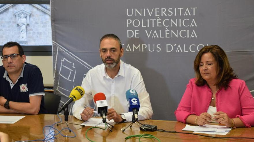 Manolo Llorca, Juan Ignacio Torregrosa y Carmina Nácher anunciando la reapertura del Colegio Mayor