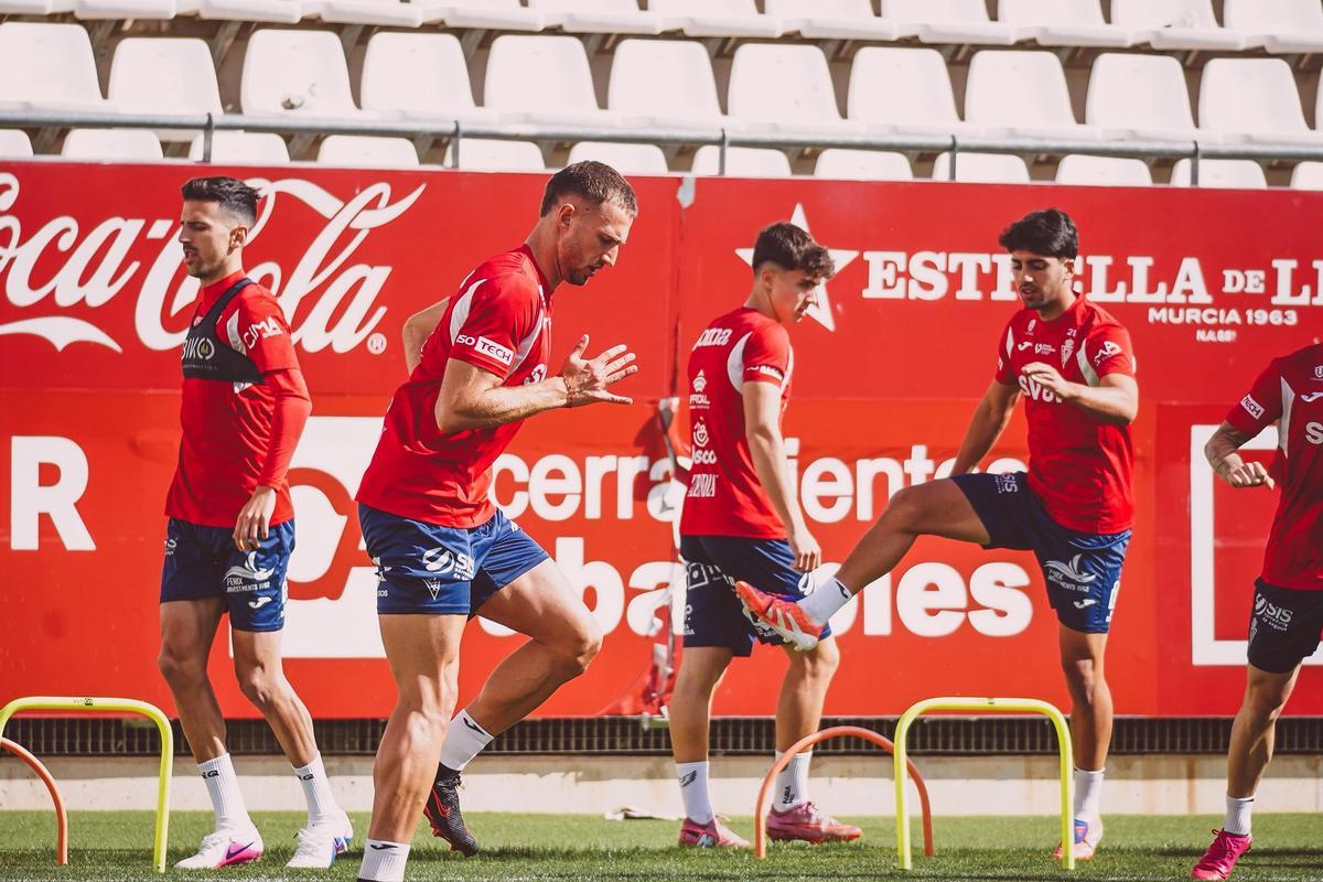 David Flakus, en el centro de la imagen, durante un entrenamiento con el Real Murcia esta semana.
